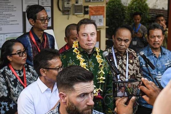 Elon Musk Resmikan Layanan Starlink di Puskemas Bali