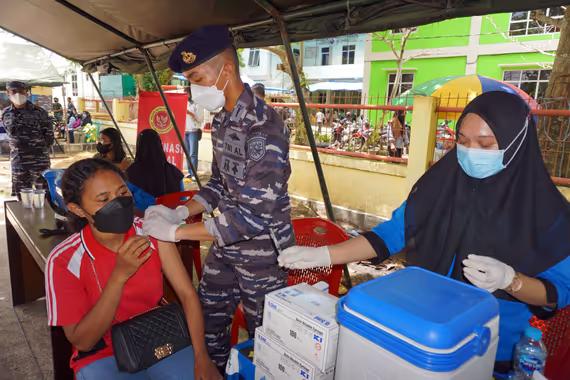 Tenaga kesehatan TNI AL menyuntikkan vaksin COVID-19 kepada warga di Kota Sorong, Papua Barat, Rabu (10/11/2021). ANTARA FOTO/Olha Mulalinda/aww.