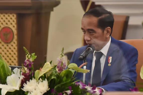 Presiden Joko Widodo dalam rapat terbatas yang membahas pembangunan IKN, Kamis (10/3).