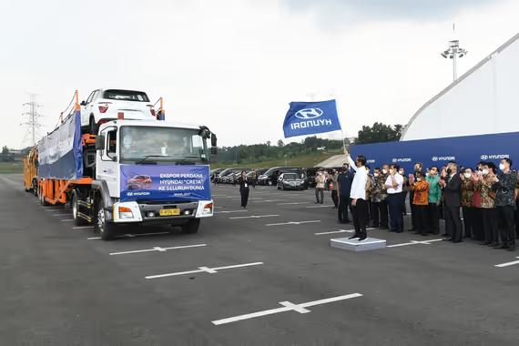 Presiden meluncurkan Hyundai IONIQ 5, Rabu (16/3).