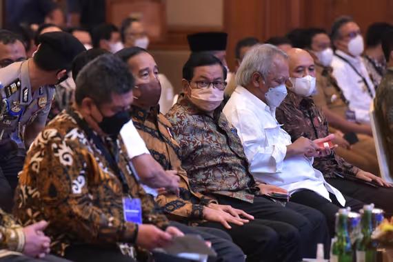 Seskab Pramono Anung mendampingi Presiden Jokowi pada Evaluasi Aksi Afirmasi Peningkatan Pembelian dan Pemanfaatan Produk Dalam Negeri dalam rangka Gerakan Nasional Bangga Buatan Indonesia, JCC, Senayan, Jakarta, Selasa (24/5).