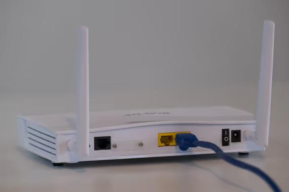 router adalah perangkat yang menghubungkan komputer ke internet