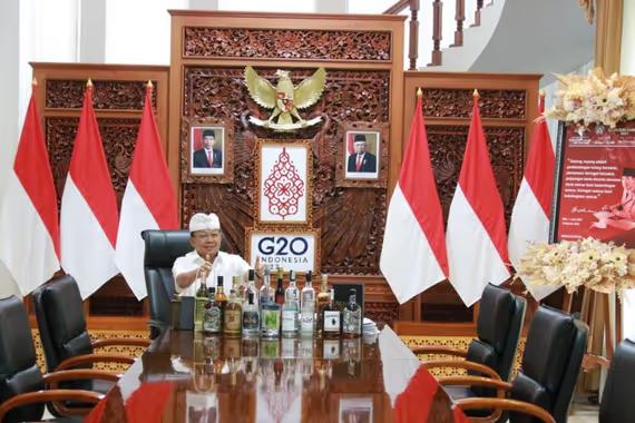 Gubernur Bali, Wayan Koster, dan beberapa produk Arak Bali yang sudah dikemas.