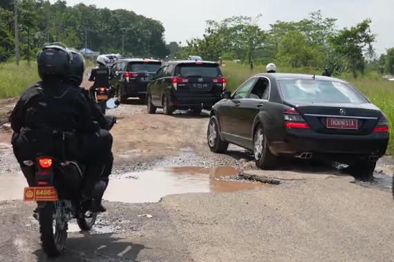 Iring-ringan kendaraan Presiden saat meninjau jalan rusak di Lampung.