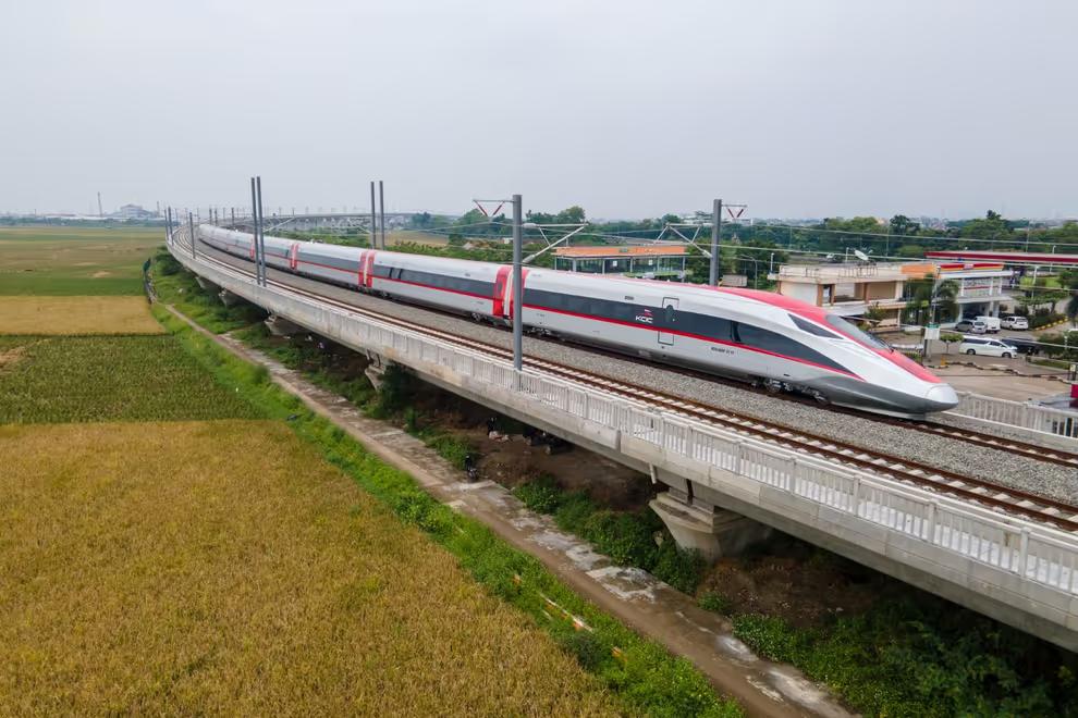 Uji Coba Kereta Cepat Jakarta Bandung Mundur September 2023