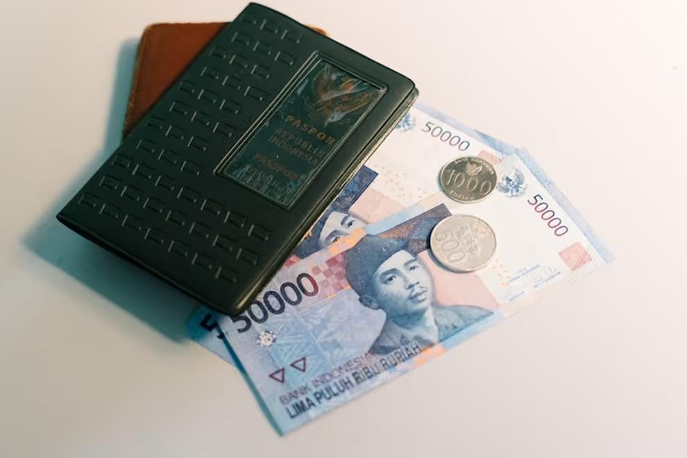 Perdagangan Dibuka Besok, Rupiah Diprediksi Sentuh Rp16.100 per US$