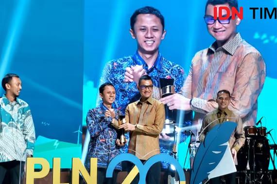 Jurnalis IDN Times, Dhana Kencana menerima penghargaan yang diberikan Dirut PLN, Darmawan Prasodjo di Jakarta, Rabu (20/3/2024). (IDN Times/Umi Kalsum)