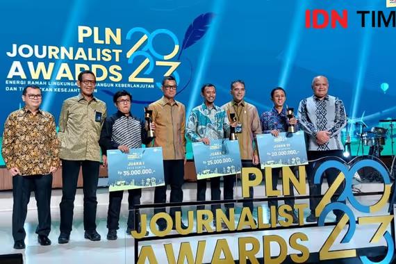 Jurnalis IDN Times, Dhana Kencana (kedua kanan) berfoto bersama usai menerima penghargaan yang diberikan Dirut PLN, Darmawan Prasodjo di Jakarta, Rabu (20/3/2024). (IDN Times/Umi Kalsum)