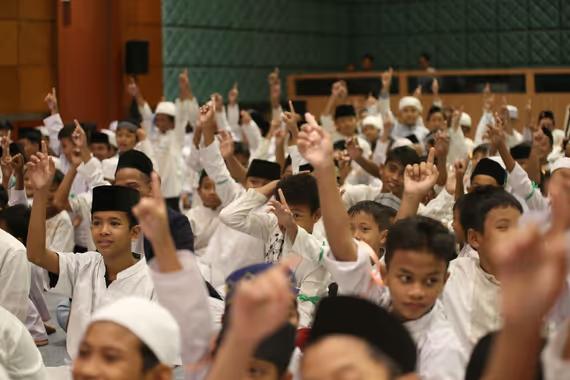 PT PLN (Persero) melalui Yayasan Baitul Maal (YBM) PLN menyalurkan bantuan kepada 50 ribu penerima manfaat di seluruh Indonesia. Bantuan bertajuk \"Benderang Berkah Ramadan 1445 H\' ini berupa santunan untuk anak. (Dok. PLN)
