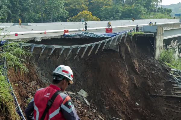 Menteri PUPR: Longsor Tol Bocimi Disebabkan Curah Hujan Tinggi