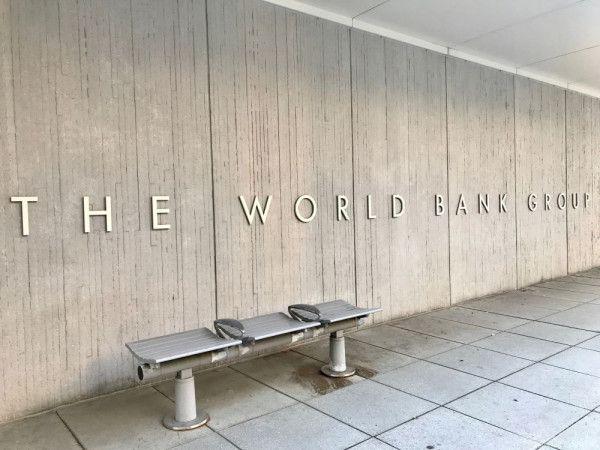 Bank Dunia kembali memasukkan Indonesia dalam daftar negara penghasilan menengah ke bawah pada 1 Juli 2021.