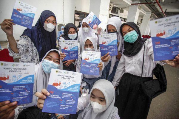 Sejumlah pelajar menunjukkan kartu vaksinasi setelah di vaksin COVID-19 di Stadion Pakansari, Cibinong, Kabupaten Bogor, Jawa Barat, Kamis (12/8/2021)