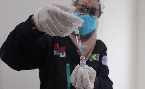 Tenaga kesehatan menyiapkan vaksin COVID-19 dari Pfizer untuk disuntikkan ke seorang warga di Puskesmas Lebak Bulus, Jakarta, Senin (23/8/2021).