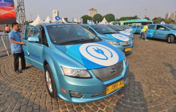 Unit taksi yang menggunakan energi listrik.