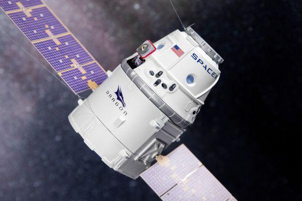 Tanpa Kru Profesional, SpaceX Meluncur ke Antariksa