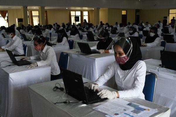 Peserta bersiap mengikuti ujian Seleksi Kompetensi Dasar (SKD) pengadaan Calon Aparatur Sipil Negara (CASN) Pemkot Madiun 2021 di Aula Asrama Haji Kota Madiun, Jawa Timur, Selasa (14/9/2021).