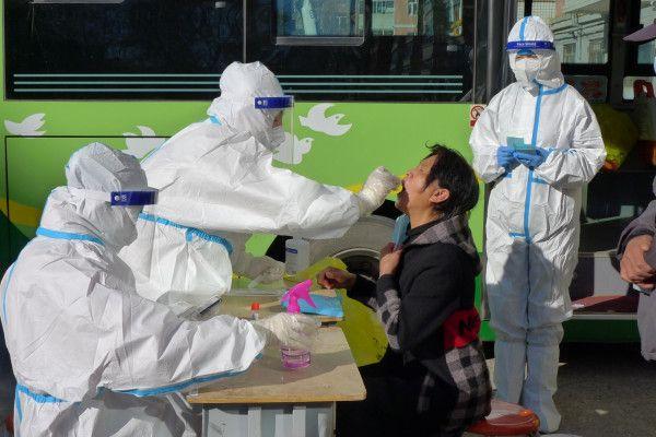 Seorang pekerja medis dengan pakaian pelindung mengumpulkan swab selama putaran kelima pengujian asam nukleat massal untuk penduduk distrik Aihui menyusul kasus baru penyakit virus corona (COVID-19) di Heihe, provinsi Heilongjiang, China, Minggu (31/10/20