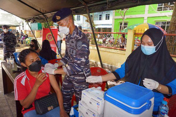 Tenaga kesehatan TNI AL menyuntikkan vaksin COVID-19 kepada warga di Kota Sorong, Papua Barat, Rabu (10/11/2021). ANTARA FOTO/Olha Mulalinda/aww.
