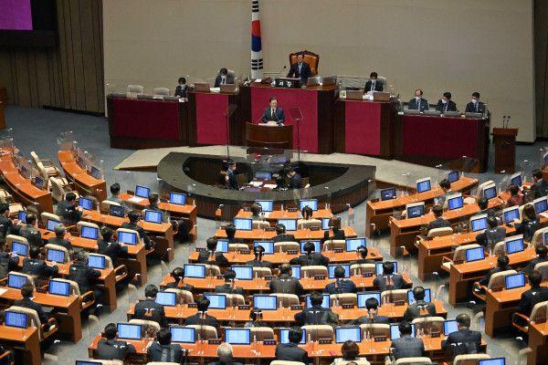 Presiden Korea Selatan Moon Jae-in menyampaikan pidato tentang anggaran pemerintah di Majelis Nasional di Seoul, Korea Selatan, Senin (25/10/2021). ANTARA FOTO/Jung Yeon-je/Pool via REUTERS/HP/sa.