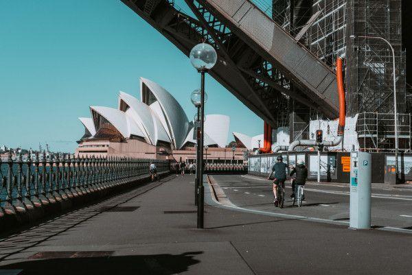 Orang-orang di sekitar Opera house dan Harbour bridge di Sydney melakukan banyak kegiatan di luar ruangan seperti berjalan dan jogging selama karantina wilayah. Shutterstock/ juancsanchezherrera