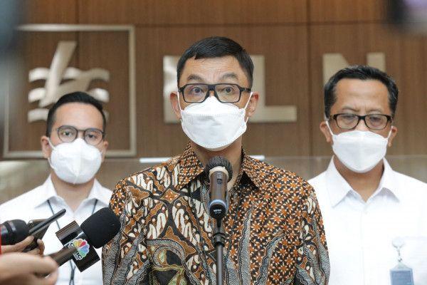 Direktur Utama PT PLN (Persero) Darmawan Prasodjo saat konferensi pers di kantornya, Jakarta, Senin (6/12).