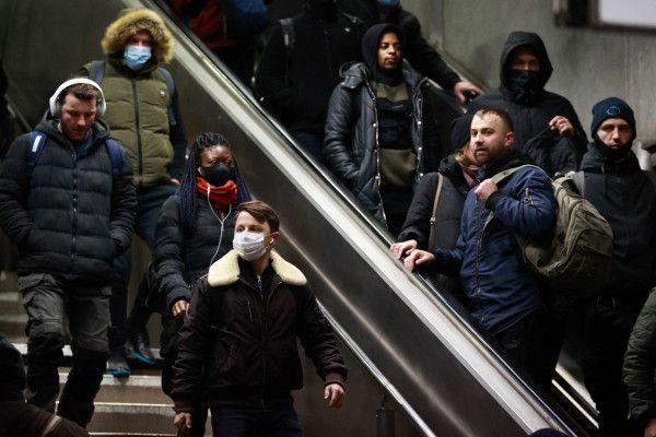 Orang-orang memakai masker wajah di bawah tanah London saat penyebaran penyakit virus corona (COVID-19) berlanjut di London, Inggris, Selasa (30/11/2021). ANTARA FOTO/REUTERS/Hannah McKay/HP/sa.