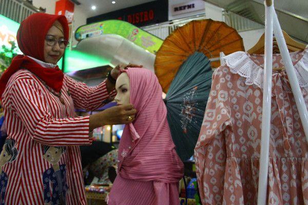 Pengunjung melihat produk fesyen bersertifikasi halal yang dipajang dalam pameran Malang Islamic Movement di Mall Dinoyo City Malang, Jawa Timur, Kamis (2/12/2021). ANTARA FOTO/Ari Bowo Sucipto/hp.