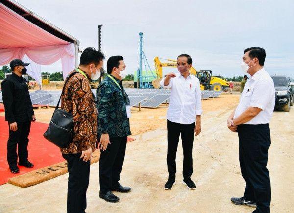 Presiden Jokowi, bersama Menko Luhut Binsar Pandjaitan, dan pengusaha Boy Thohir, melakukan groundbreaking pembangunan Kawasan Industri Hijau Indonesia, di Bulungan, Kaltara, Selasa (21/12).