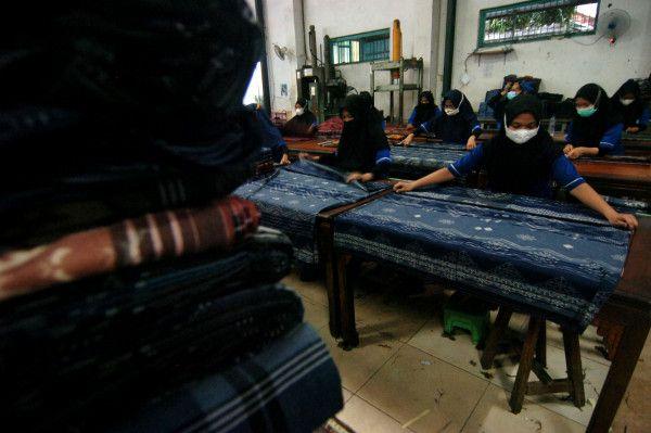 Sejumlah pekerja menata kain sarung di industri kain sarung Asaputex, Tegal, Jawa Tengah, Senin (27/12/2021). ANTARA FOTO/Oky Lukmansyah/hp.