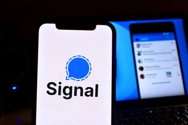 Signal adalah aplikasi panggilan dan pesan instan gratis dan open source. Shutterstock/DANIEL CONSTANTE