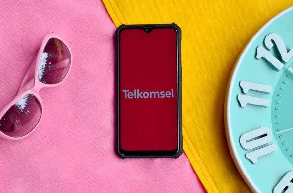 Telkomsel, salah satu operator seluler di Indonesia. Shutterstock/farzand01