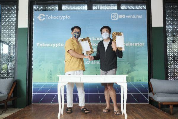 Nicko Widjaja, CEO BRI Ventures dan Pang Xue Kai, CEO Tokocrypto menandatangani Memorandum of Understanding (MoU) antara Tokocrypto dengan BRI Ventures di T-Hub Batu Belig, Bali, Kamis (20/1/2022).