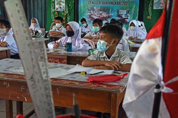 Pembelajaran tatap muka (PTM) secara terbatas di SD Negeri Bhayangkari, Kota Serang, Banten.