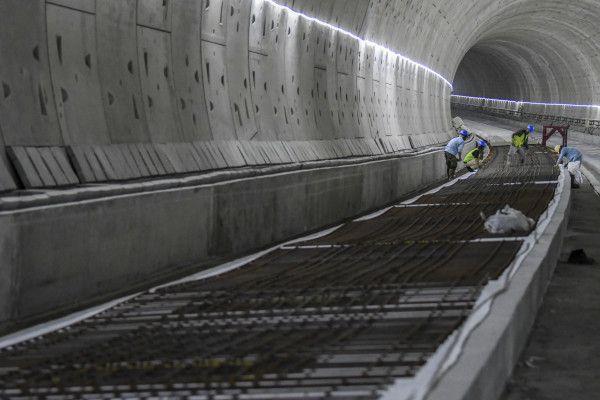 ekerja menyelesaikan pengerjaan proyek Tunnel Satu Halim Kereta Cepat Jakarta-Bandung (KCJB) di Jalan Tol Jakarta-Cikampek KM 5+500, Jakarta, Kamis (27/1/2022).