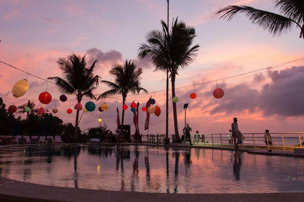 Ilustrasi menikmati sunset dari Hotel di Bali.