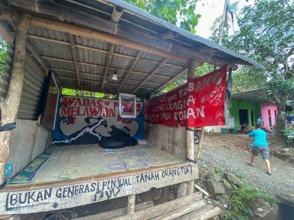 Warga beraktivitas di sekitar rumahnya di Desa Wadas, Bener, Purworejo, Jawa Tengah, Rabu (9/2/2022).