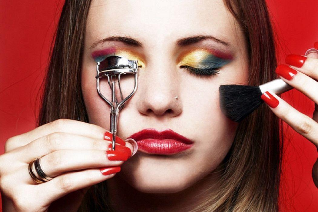 5 Tren Makeup Look 2022, dari Neon Eyeshadow hingga Bold Lips