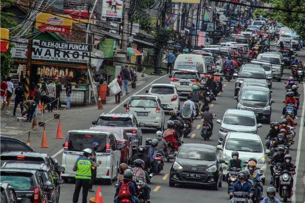 Kemacetan di jalur utama Puncak, Kabupaten Bogor, pada saat Libur Hari Raya Nyepi, Kamis (3/3).