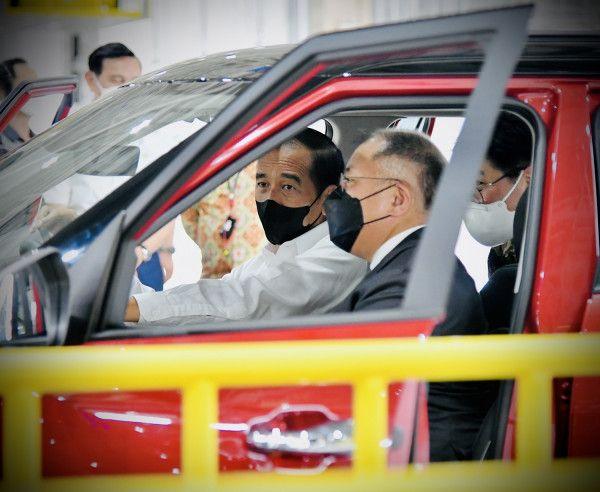 Presiden Joko Widodo saat mengunjungi T Hyundai Motor Manufacturing Indonesia, Rabu (16/3).