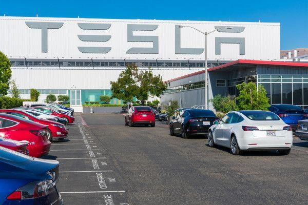 Tesla Siap-siap Stock Split, Wall Street Menguat