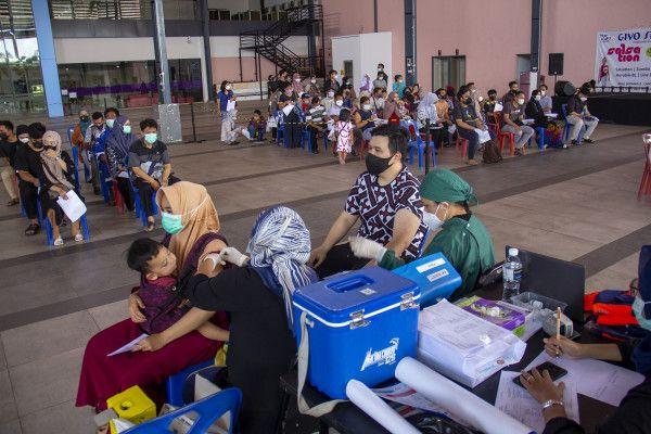 Warga mengantre untuk mendapatkan vaksinasi dosis ketiga Covid-19 atau booster di Mall Botania Dua, Batam, Kepulauan Riau, Kamis (24/3).