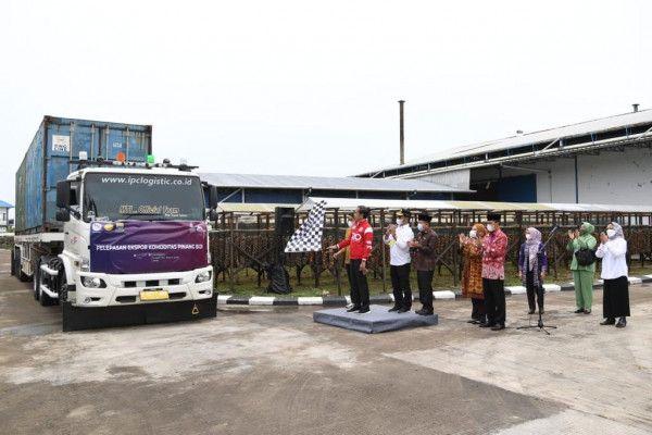 Presiden Jokowi melepas komoditas pinang biji untuk diekspor di pabrik CV Indokara, Kabupaten Muaro Jambi, Provinsi Jambi, Kamis (7/4).