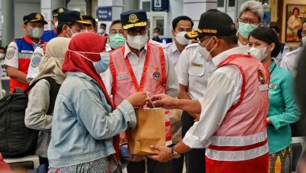 Menhub Budi Karya Sumadi mendampingi Menko PMK, Muhadjir Effendy, melakukan inspeksi angkutan Lebaran 2022.
