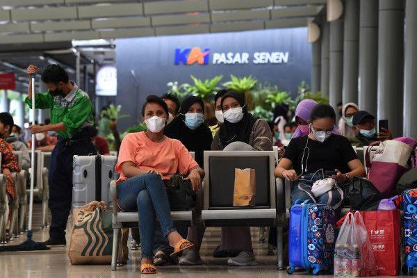 Calon penumpang menunggu kedatangan keretanya di Stasiun Pasar Senen, Jakarta Pusat, Kamis (7/4).