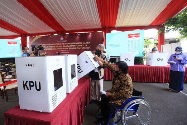 Peserta penyadang disabilitas mengikuti simulasi pemungutan dan penghitungan suara dengan desain surat suara dan formulir yang disederhanakan untuk pemilu tahun 2024 di Halaman Kantor KPU, Jakarta, Selasa (22/3).