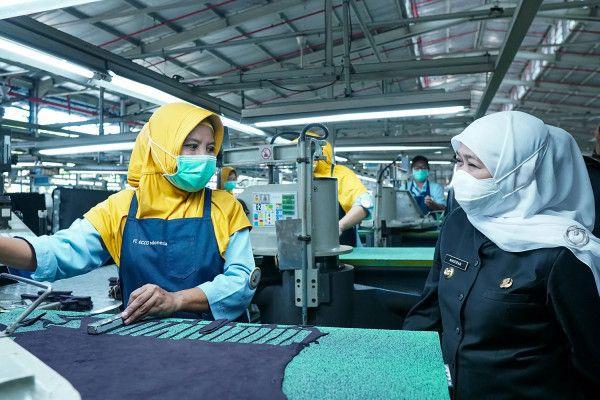 Gubernur Jawa Timur Khofifah Indar Parawansa (kanan) berbincang dengan karyawan saat kunjungan kerja di pabrik sepatu PT Ecco Indonesia di Sidoarjo, Jawa Timur, Senin (11/4).