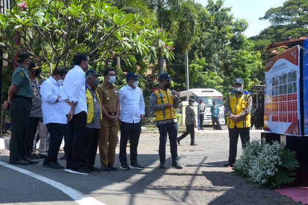 Presiden Jokowi meninjau kegiatan padat karya tunai jalan dan jembatan, di Cirebon, Jabar, Rabu (13/4).