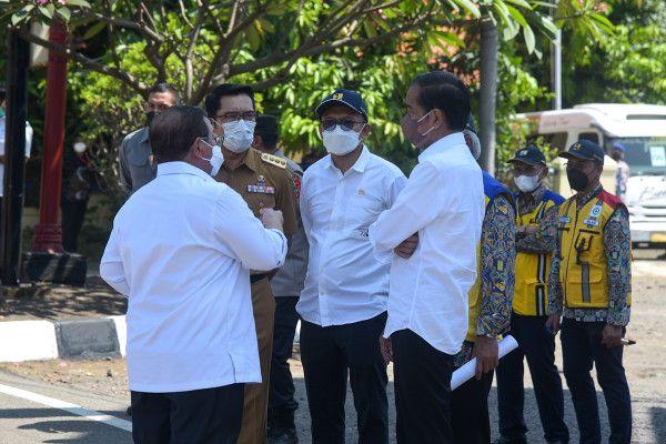 Presiden Jokowi didampingi Seskab Pramono Anung dan pejabat lainnya, saat kunjungan kerja di Cirebon, Jabar. Rabu (13/4).