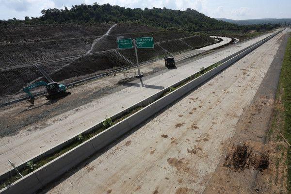 Suasana proyek pembangunan tol ruas Sigli-Banda Aceh seksi 5 Blang Bintang -Kuta Baro di Aceh Besar, Aceh, Senin (28/3).