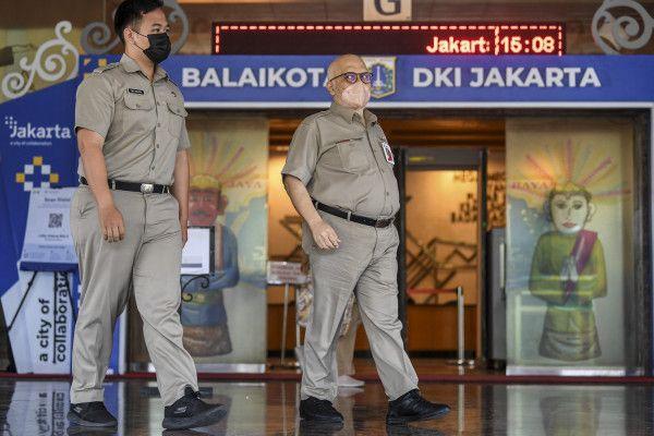 Pegawai Aparatur Sipil Negara (ASN) berjalan meninggalkan ruangan pada hari pertama saat bulan Ramadhan 1443 Hijriah di Gedung Balai Kota DKI Jakarta, Senin (4/4).